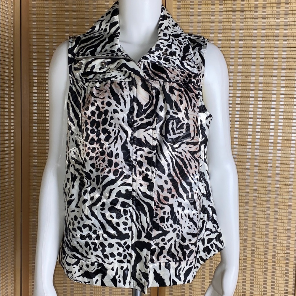 Chico’s Zenergy Black & White Zebra Print Zipper Front Vest Size 1 = M = 8